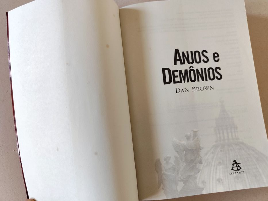 Livro: Anjos e Demônios de Dan Brown (Português do Brasil)