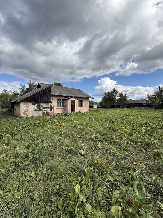 Продам будинок у затишному селищі міського типу, центр селища, поблизу школа та ліс, магазини.