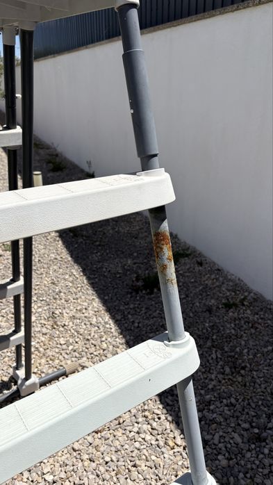 Escada Piscina 132cm intex
