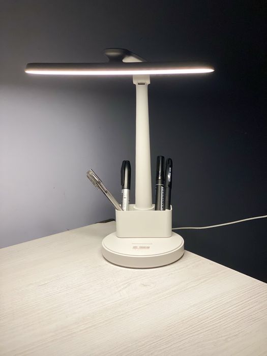 Безпровідна настільна лампа