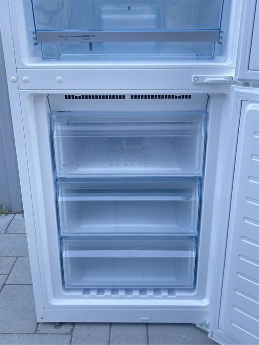 Продам двухкамерний холодильник Bosch KGN39XW30.NoFrost.2023 рік