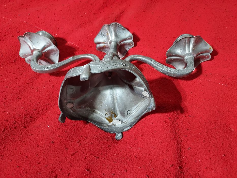 Dois candelabros de três braços