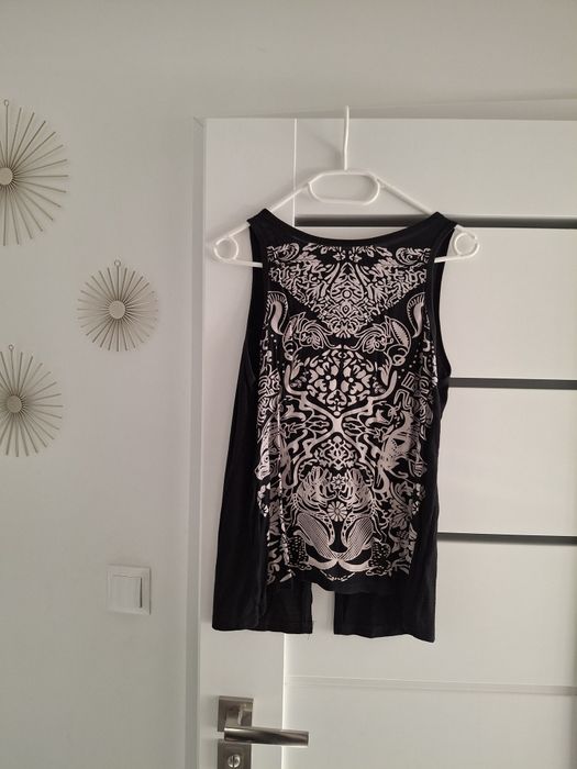 Czarna rockowa koszulka z jasnym nadrukiem i ciekawym rozcięciem