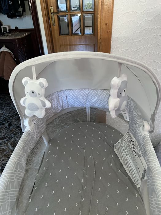 Berço Lullanight marca Ingenuity com colchão