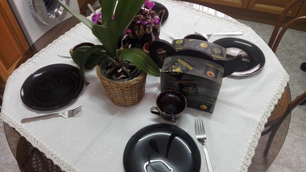 Conjunto Bule leiteira Açucareiro 6 Chávenas, caixa de chás, pratos