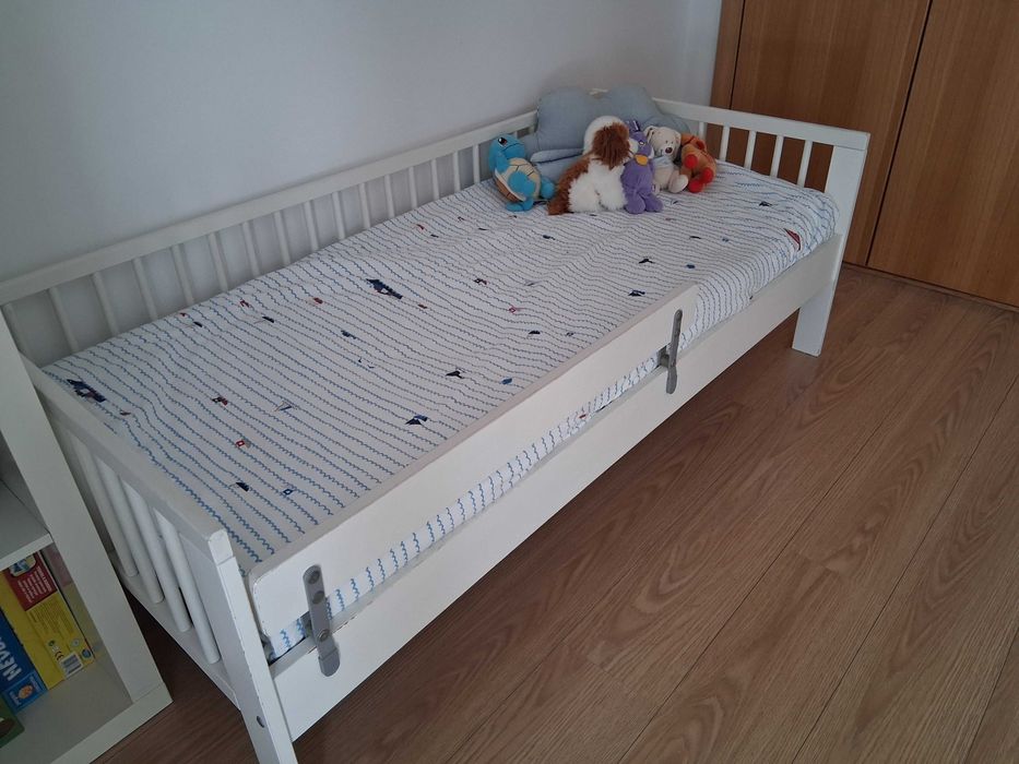 Cama infantil branca com colchão