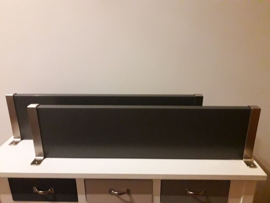 Duas prateleiras cinza escuro