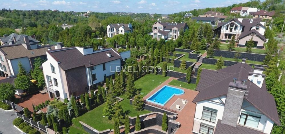 Лісники, статусний будинок в містечку, басейн, автономність