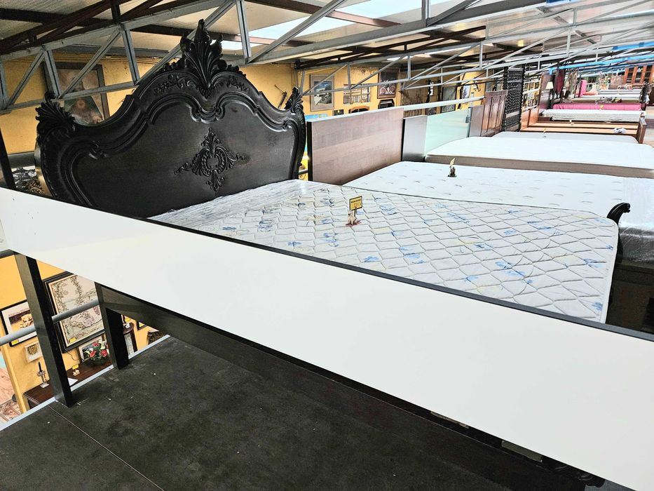 Cama antiga com estrado e colchão - Muito bom estado