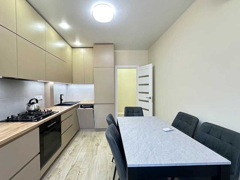 Продається стильна видова 2к. квартира в самому серці Яремче!