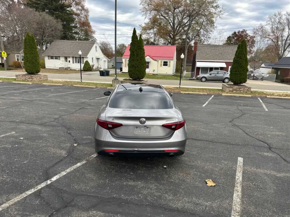 Alfa Romeo Giulia      2018