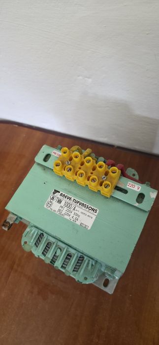 Jednofazowy transformator separacyjny firmy Breve-Tufvasson, model TMM 1000/A.