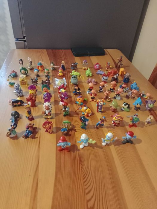Kinderki, figurki, kinder niespodzianka, różne serie, 73 sztuki, smerfy, aqua, króliki i inne