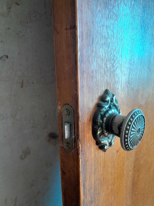 Шпоновані добротні дерев'яні двері