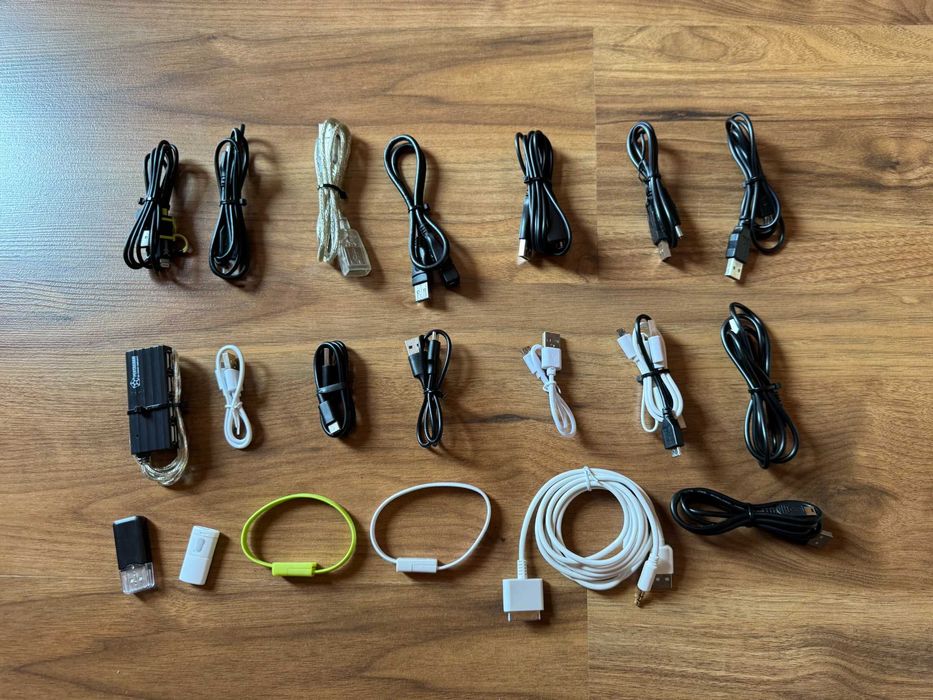Zestaw różnych przewodów USB i akcesoriów (micro USB, USB-C, mini USB, Lightning)