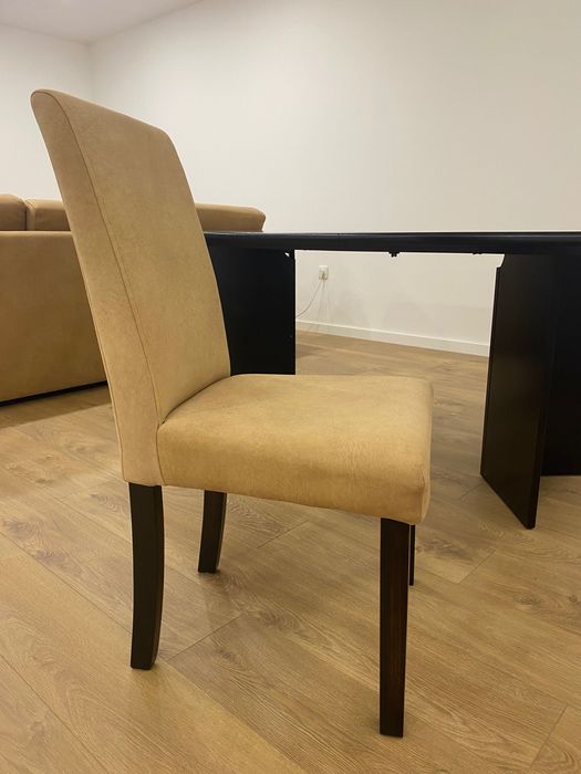 Mesa de jantar e cadeiras