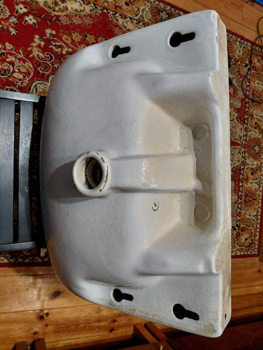 Umywalka z postumentem - ceramiczna