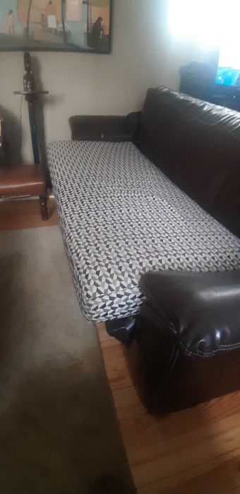 Sofá pura pele.Excelente estado.Transporte não incluído. 150€