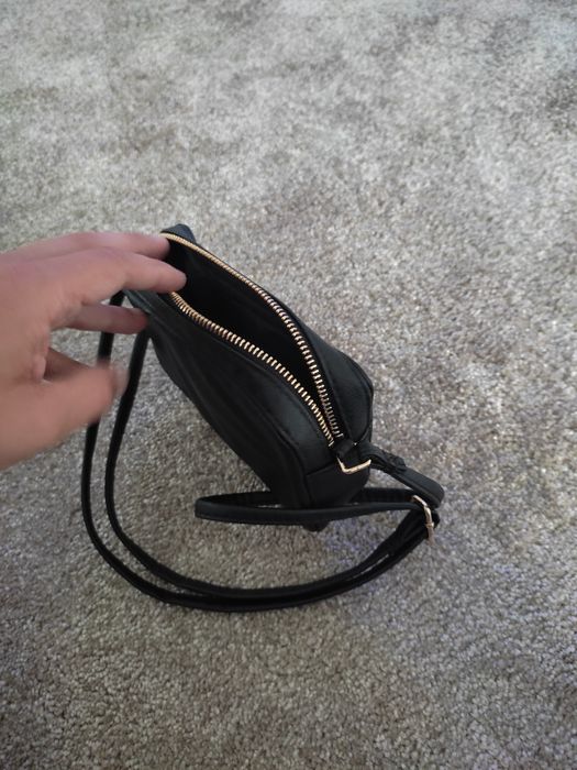 Pochete mala pequena tiracolo preta e dourada