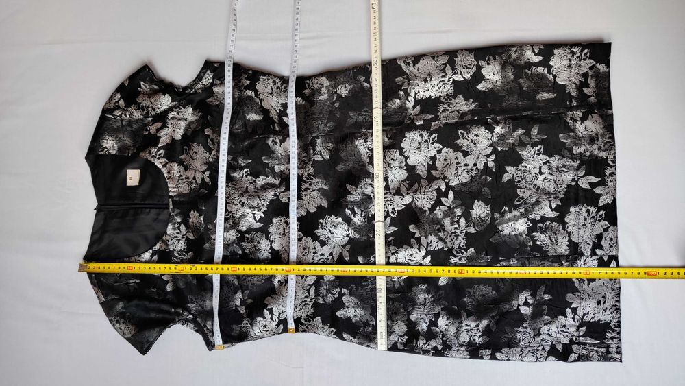 Elegancka czarna sukienka ze srebrzystym wzorem [r.44]