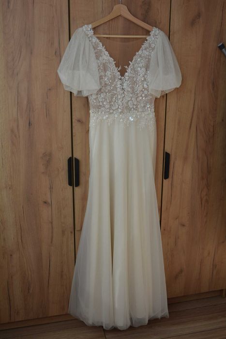 Tiulowa suknia ślubna z bufiastymi rękawkami