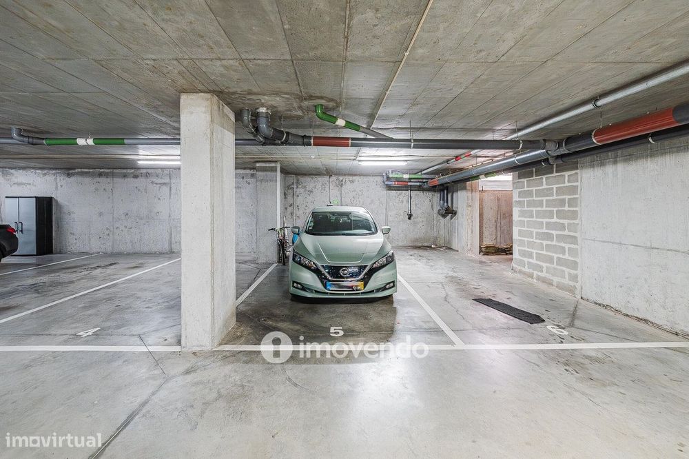 Apartamento T3, com estacionamento e terraço, em Loures