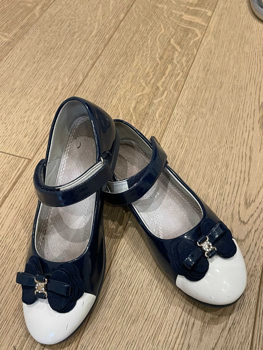 Buty lakierki granatowo-białe