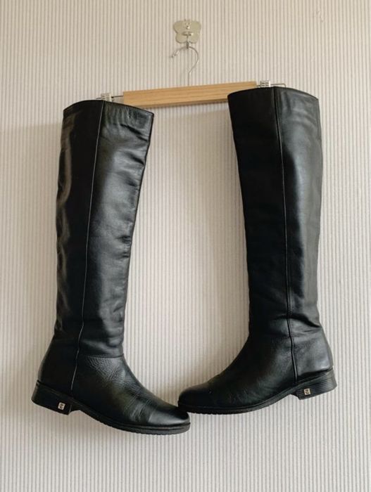 Високі демісезонні шкіряні чоботи