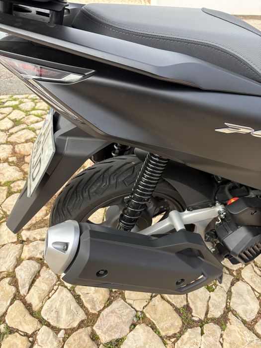 Honda PCX 125 cor Preta como nova (top case + capacete)