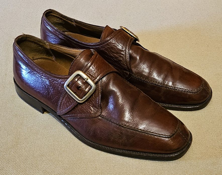 Sapatos de fivela castanhos