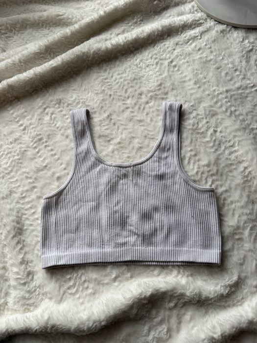 biały top na ramiączka