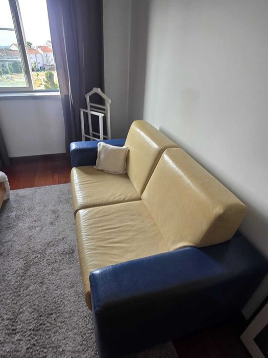 Conjunto de Sofá e Cadeirão em Pele Genuína