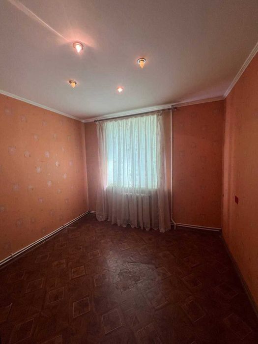 Продам 4х кімнатну квартиру з автономкою у центрі міста.