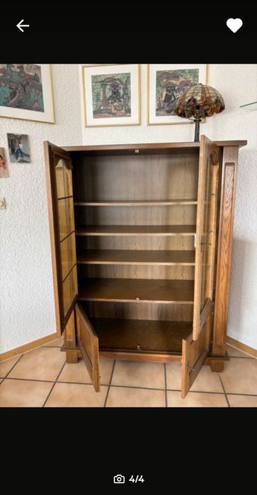 Piękna stara drewniana witryna.