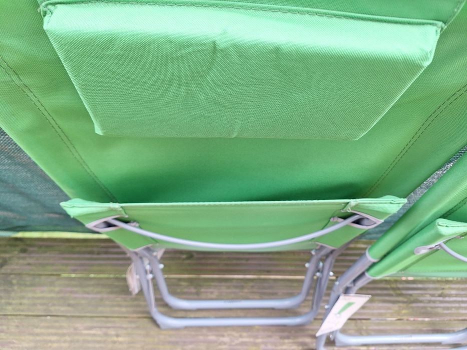 Dwa zielone leżaki używane