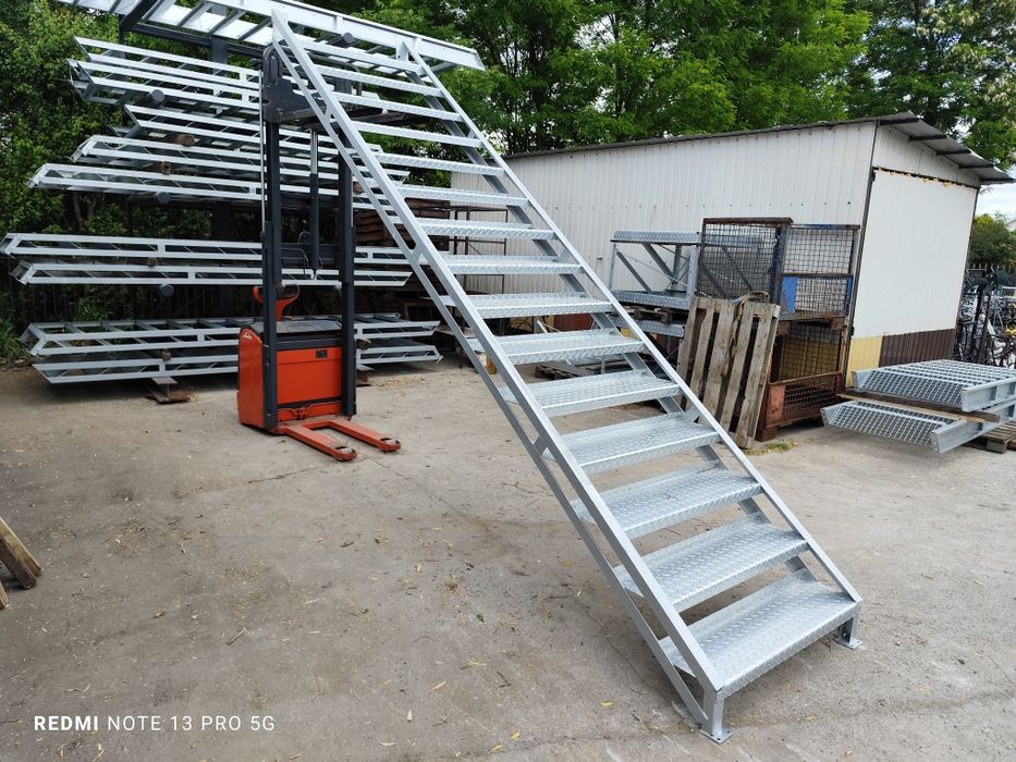 Schody metalowe wejście na 3m ocynkowane loft 15 stopni