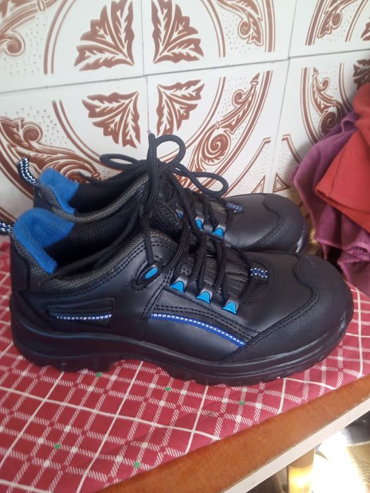 Продаю  кроссовки р 37