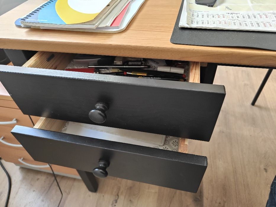 Secretária  com 2 gavetas