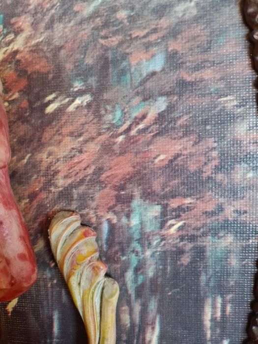 Quadro oval italiano com figuras em relevo