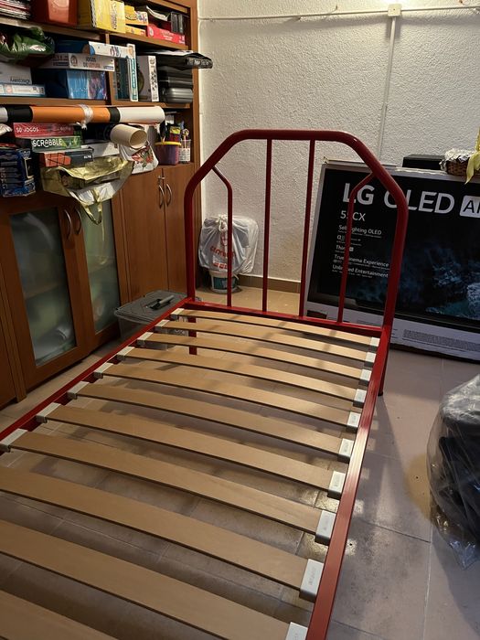 Cama de solteiro e colchão