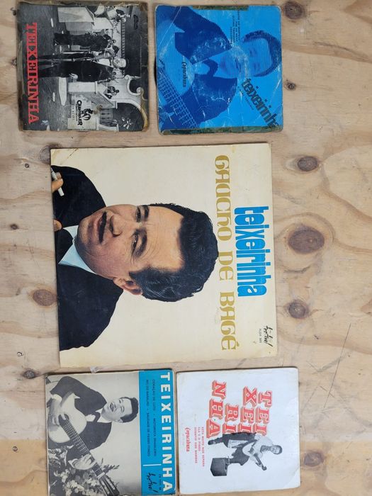Coleção vintage do grande Teixeirinha, com 1 LP “Gaúcho de Bagé” e 4 singles
