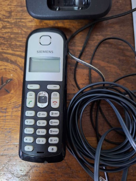 SIEMENS portable phone with charging base64584697846403123