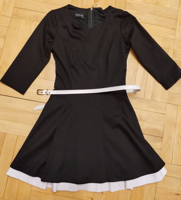 Czarna klasyczna sukienka z białą podszewką mała czarna