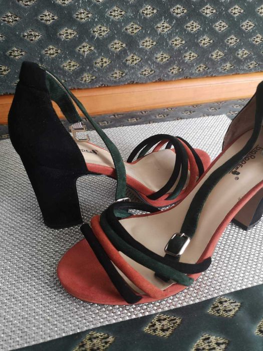 Продам босоножки