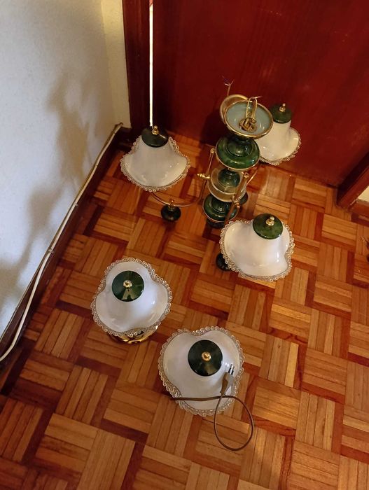 Candeeiro de teto e mesinha