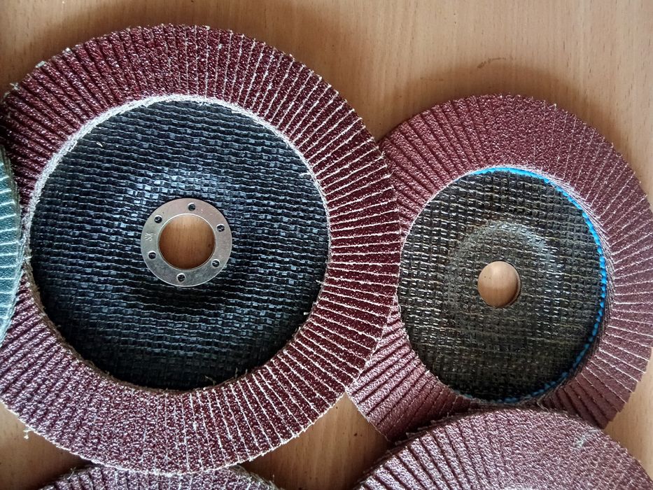 Зачистной лепестковый круг ф180.