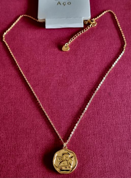 Colar dourado, em aço, com anjinho da guarda. Tem extensor