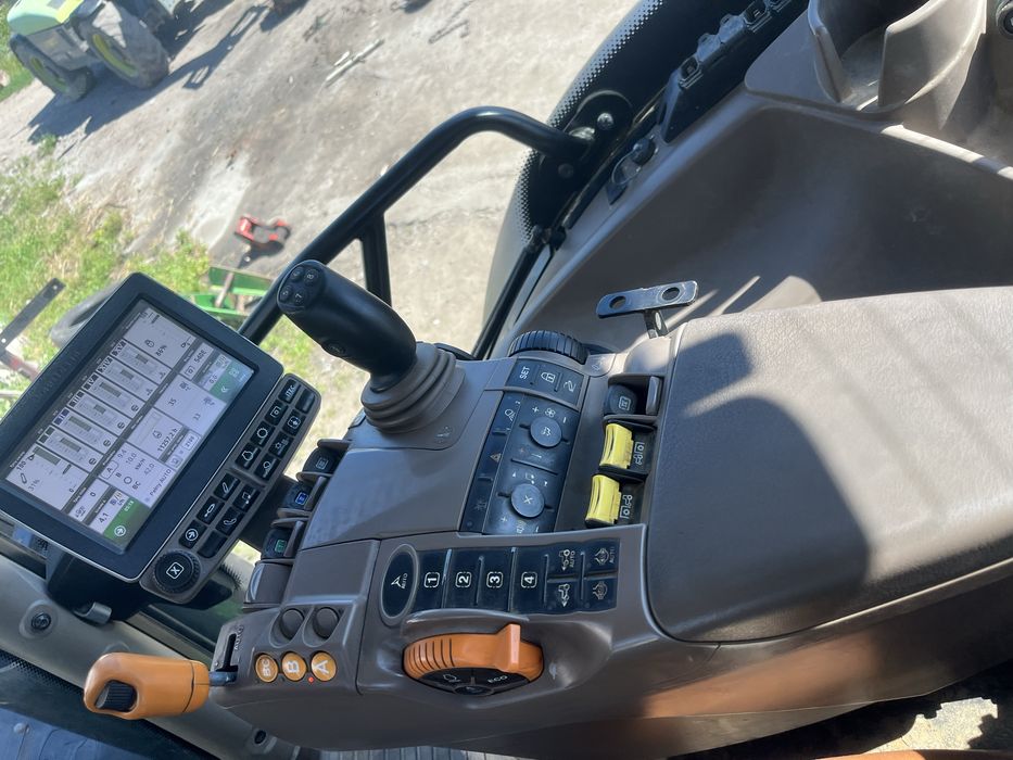 John deere 6215r.