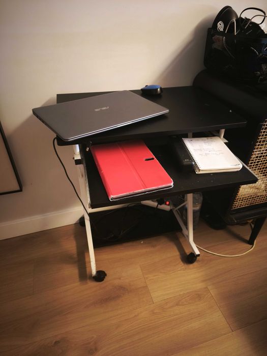 Mesa para Laptop / Secretária Compacta com Rodas – Excelente Estado