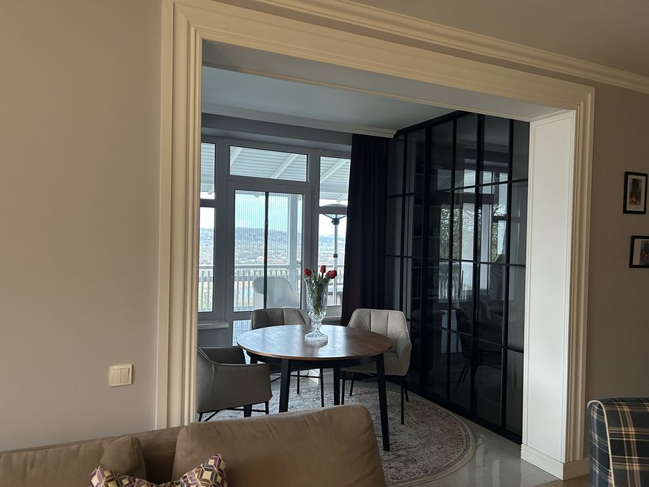 Продається будинок в дуже гарній локаціі ,з велик та гарним  на  місті